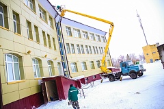 Коммунальные предприятия в оперативном режиме начали очистку снега с крыш Коммунальные предприятия в оперативном режиме начали очистку снега с крыш